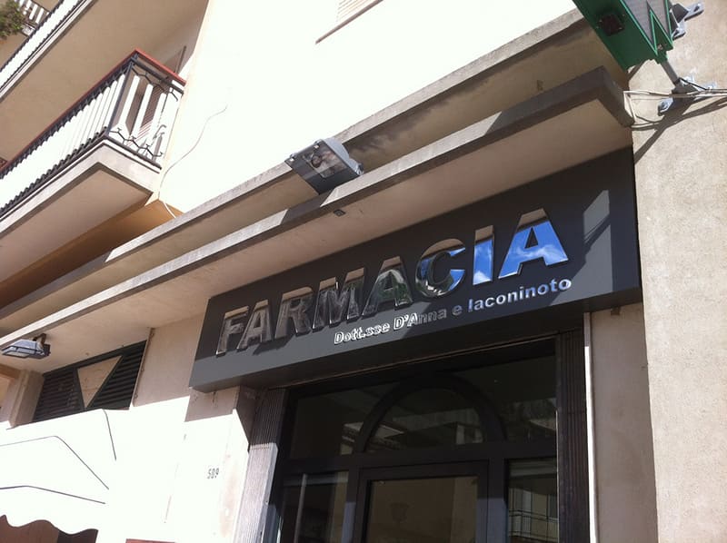 Farmacia con insegna riflettente