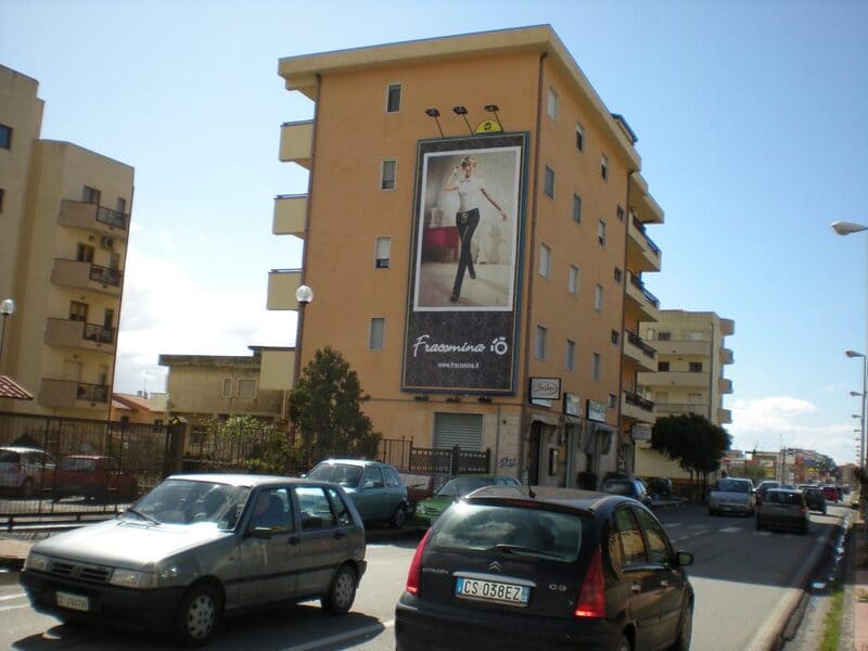 Strada con edifici e auto